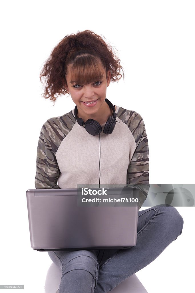 Jeune femme avec un ordinateur portable sur fond isolé - Photo de Adolescence libre de droits