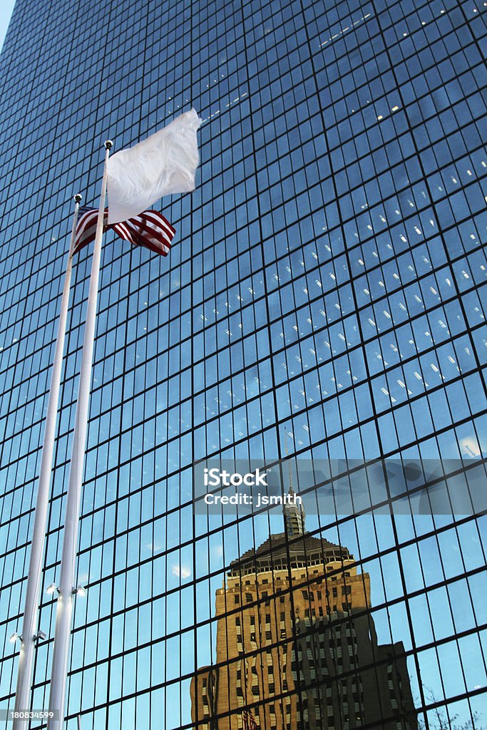 Edifício reflexo com bandeiras - Foto de stock de John Hancock - Político - Nascido em 1737 royalty-free