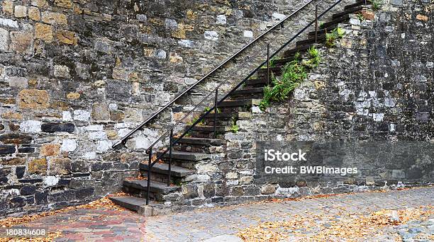 늙음 돌담 계단을 계단에 대한 스톡 사진 및 기타 이미지 - 계단, 계단의 난간, 기어오름