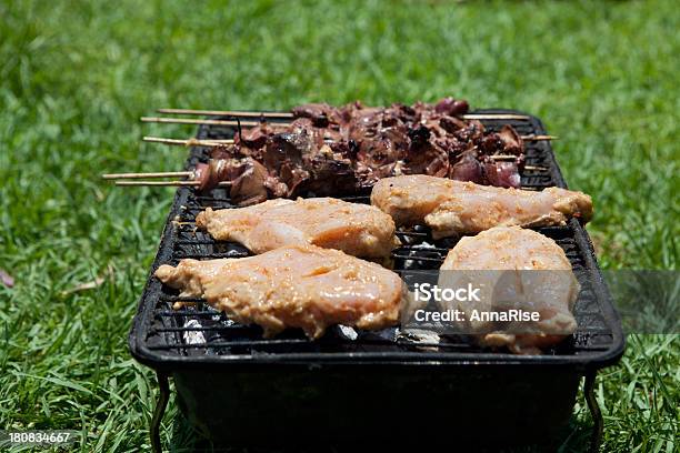 Grillowanie W Letni Weekend - zdjęcia stockowe i więcej obrazów Barbecue - Barbecue, Bez ludzi, Dojrzały