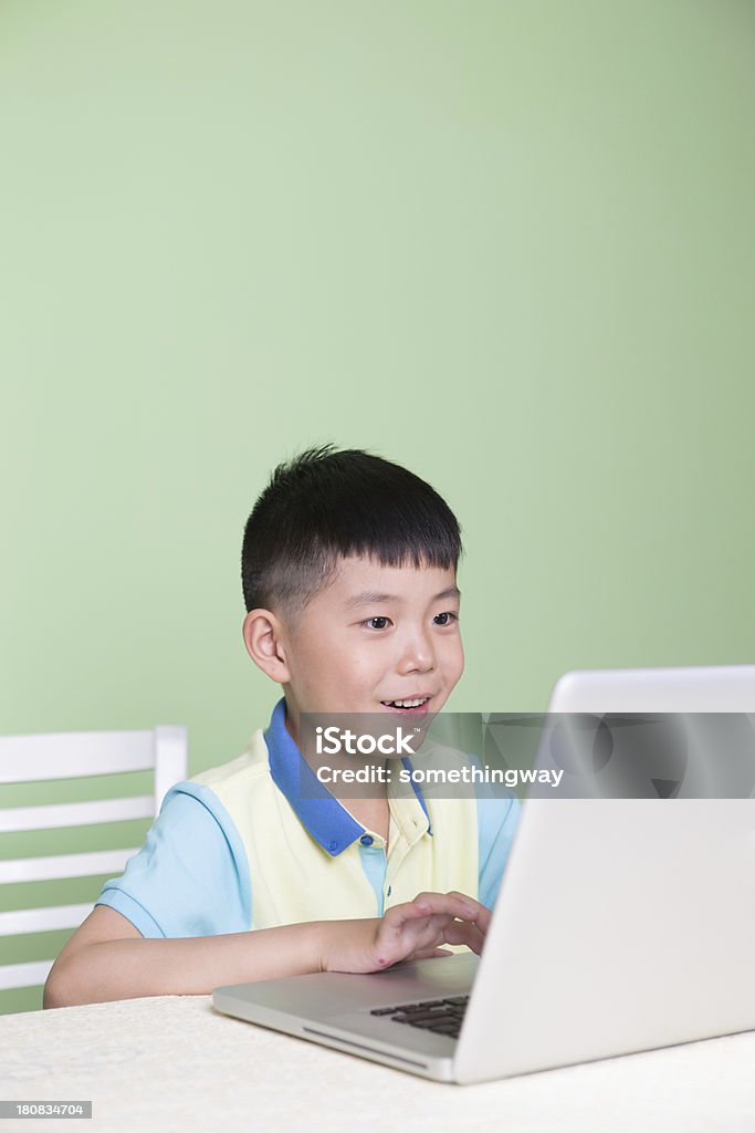 Asiatische Junge mit laptop zu Hause - Lizenzfrei Chinesischer Abstammung Stock-Foto