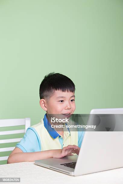 Asiatische Junge Mit Laptop Zu Hause Stockfoto und mehr Bilder von Chinesischer Abstammung - Chinesischer Abstammung, Laptop, Kind