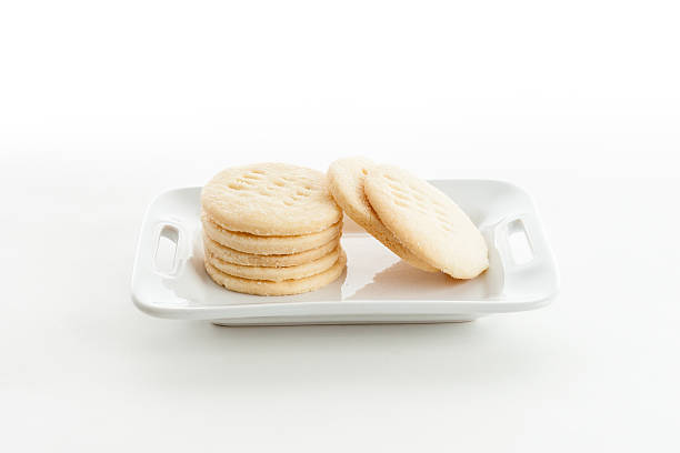 Scottish assados e biscoitos amanteigados sobre a bandeja branca - foto de acervo