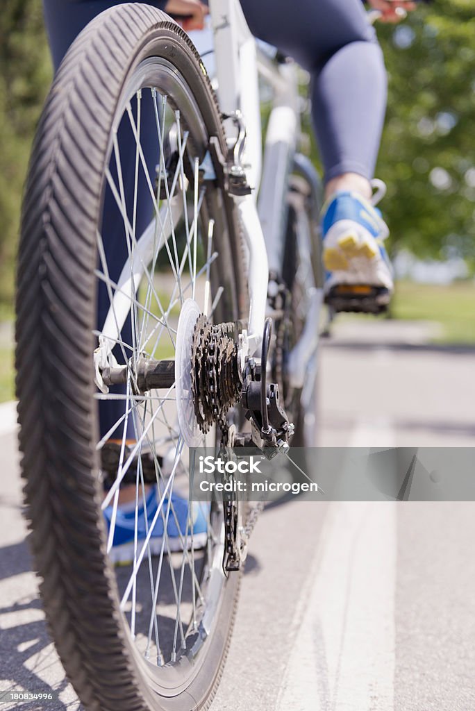 Bicicleta na estrada - Foto de stock de Adulto royalty-free