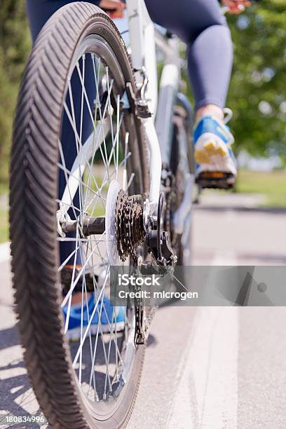 Foto de Bicicleta Na Estrada e mais fotos de stock de Adulto - Adulto, Armação de Bicicleta, Atividade