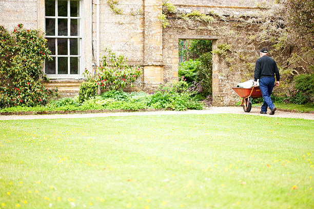 jardinier de barrow - formal garden wall ornamental garden walled garden photos et images de collection