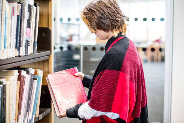 identità moderna: un'adolescente non conforme al genere esplora la biblioteca - canada manitoba university winnipeg foto e immagini stock