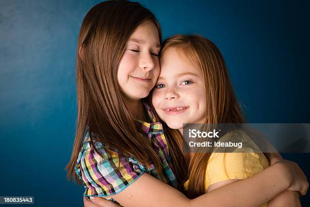 Due Sorelle Dare Loro Un Caldo Abbraccio - Fotografie stock e altre immagini di 6-7 anni - 6-7 anni, 8-9 anni, Abbigliamento casual