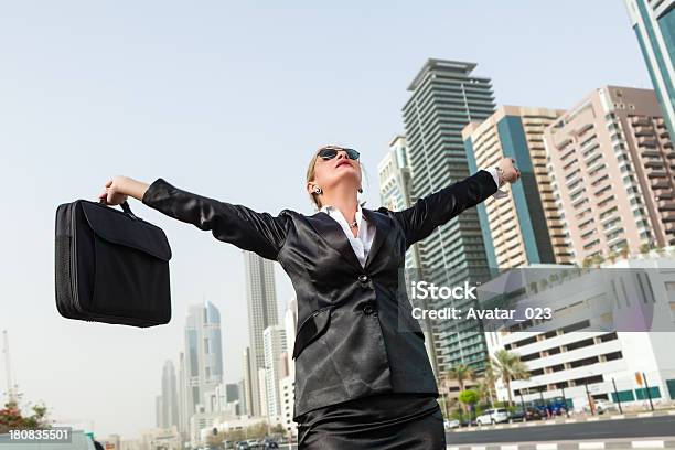 Foto de Mulher De Negócios Em Dubai e mais fotos de stock de 30 Anos - 30 Anos, Adulto, Adulto de idade mediana