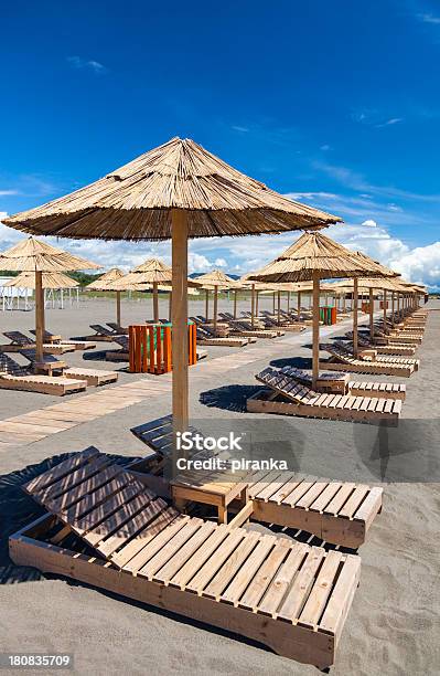 Stühle Und Sonnenschirme Am Sandstrand Stockfoto und mehr Bilder von Blau - Blau, Fotografie, Gelb