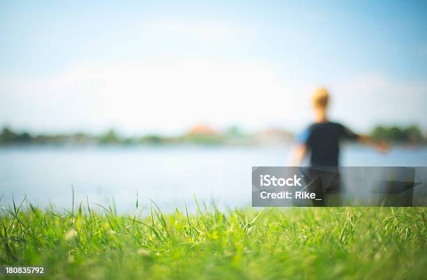 Kleine Junge Auf Dem Wasser Stockfoto und mehr Bilder von Bildschärfe - Bildschärfe, Cross-Entwicklung, Fotografie