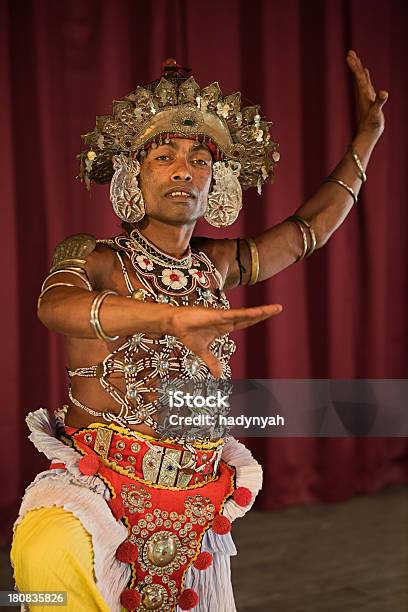 Kandyan Tancerz Podczas Pokazu Kandy Sri Lanka - zdjęcia stockowe i więcej obrazów Artysta - Artysta, Azja, Bęben