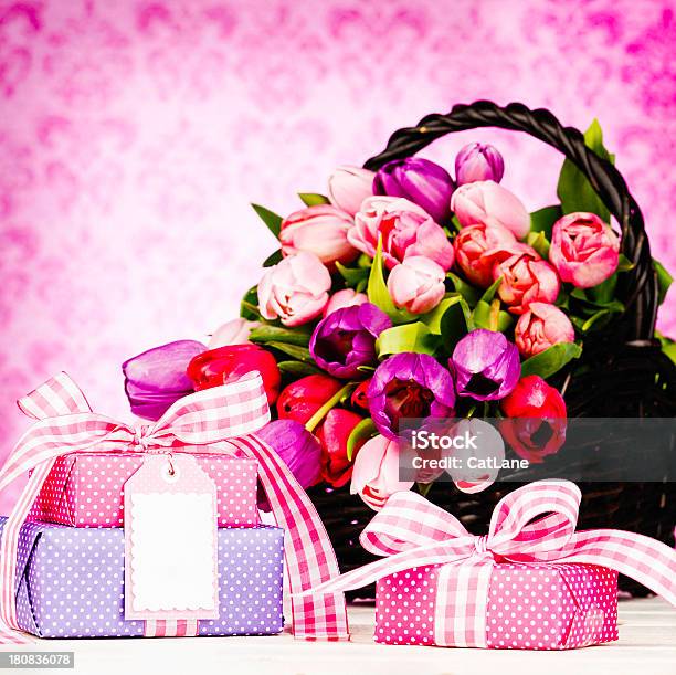 Cesta De Flores Con Regalos Foto de stock y más banco de imágenes de Arreglo - Arreglo, Arreglo floral, Belleza de la naturaleza