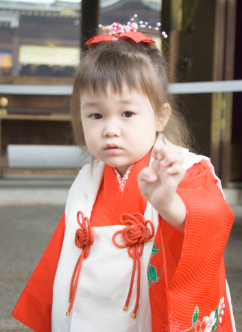 Little japanese girl in  shichi go san holiday kimono in temple