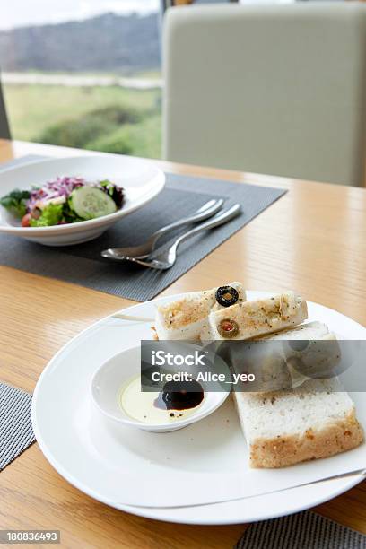 Brot Mit Olivenöl Balsamico Stockfoto und mehr Bilder von Backen - Backen, Balsamico, Brotlaib