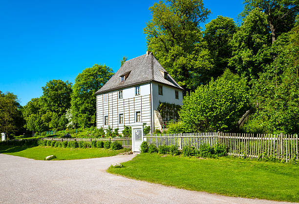 casa con giardino di goethe a weimar, germania - johann wolfgang von goethe foto e immagini stock