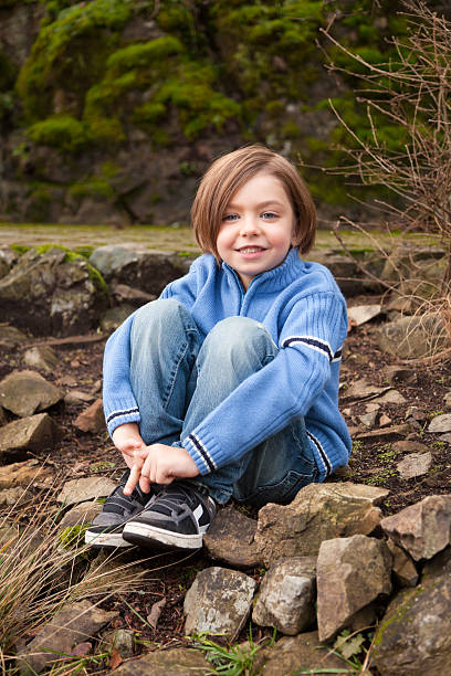 Linda joven niño al aire libre - foto de stock