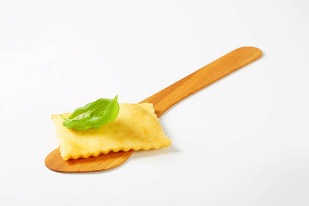 frittierter teig flips auf einer hölzernen küchenspatel - gnocco fritto stock-fotos und bilder