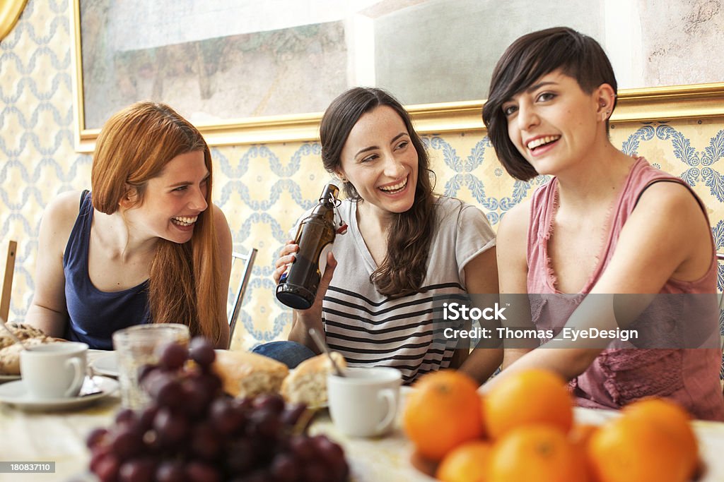 Companheiros de casa sentado na mesa de pequeno-almoço - Royalty-free Brunch Foto de stock