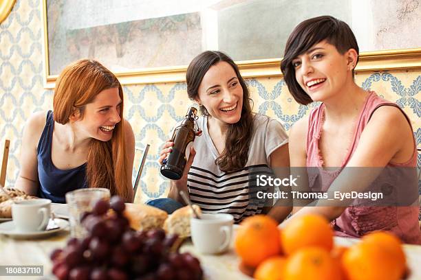 Companheiros De Casa Sentado Na Mesa De Pequenoalmoço - Fotografias de stock e mais imagens de Brunch