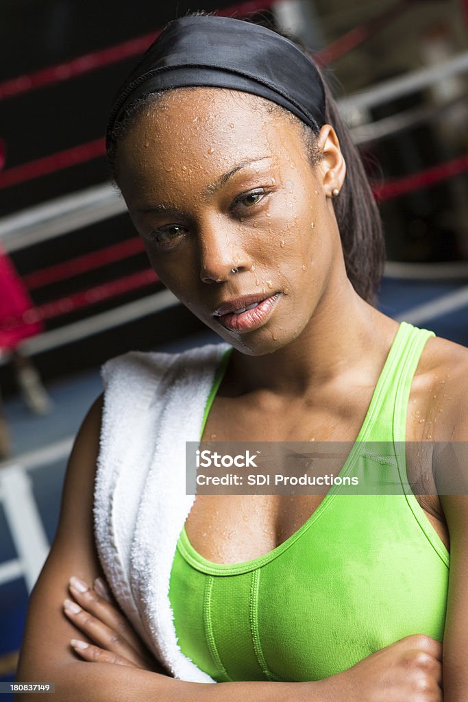 Atlética mulher em pé, perto na academia de ginástica com ringue de boxe - Foto de stock de Academia de ginástica royalty-free
