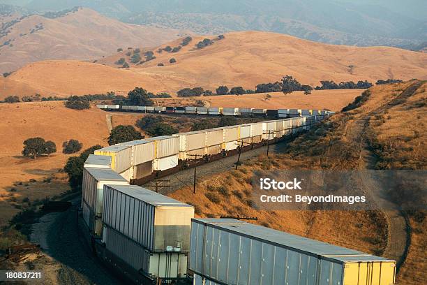 Foto de Pilha De Casal Branca Curvas Montanhosa Trem Fechar Contêin e mais fotos de stock de Trem de mercadoria