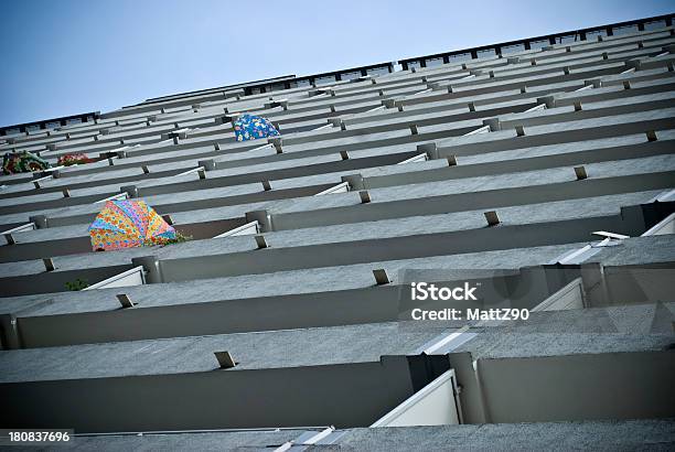 Blok Mieszkania I Parasole Na Balkon Letni Dzień - zdjęcia stockowe i więcej obrazów Architektura - Architektura, Balkon, Bez ludzi