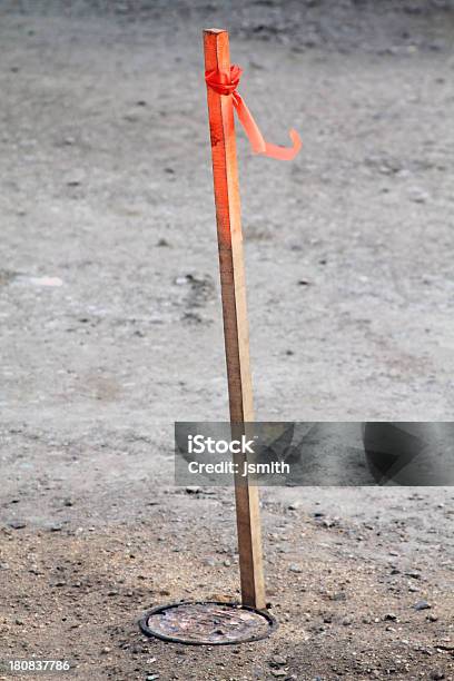 Clásico Bandera De Construcción Foto de stock y más banco de imágenes de Marcador - Instrumento de medida - Marcador - Instrumento de medida, Gas natural, Producción de combustible y energía