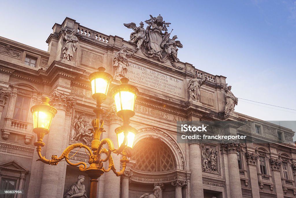 Fontana di Trevi piena di turisti - Foto stock royalty-free di Architettura