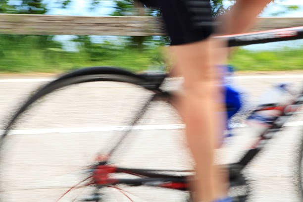 bicicleta de corrida, turva o movimento. - racing bicycle cyclist sports race panning imagens e fotografias de stock