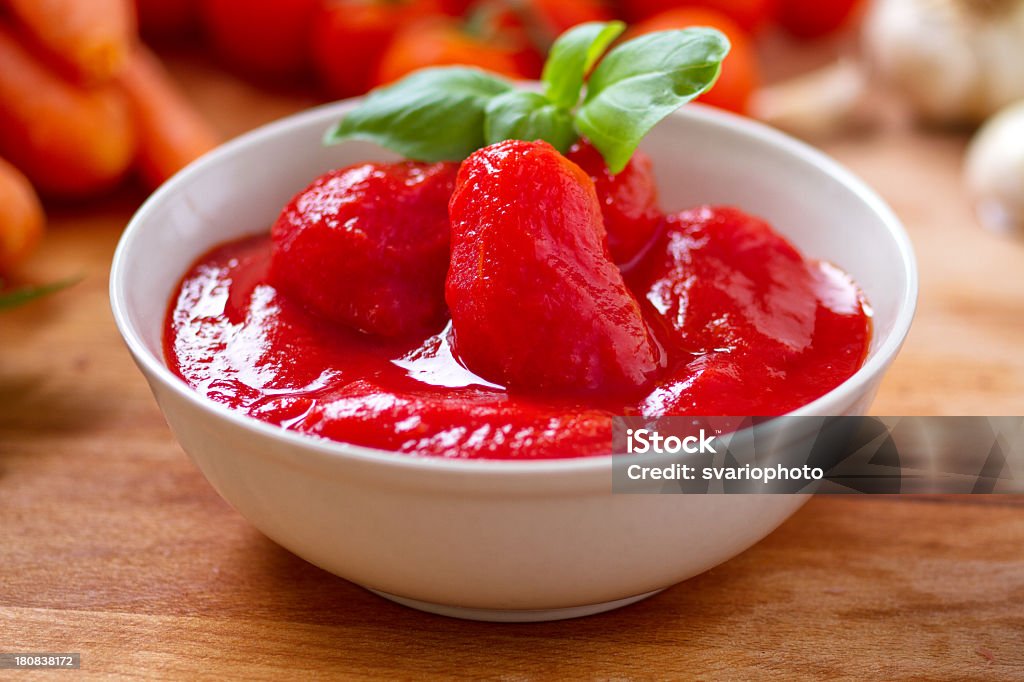 Sbucciato maturi su un piatto - Foto stock royalty-free di Salsa di pomodoro