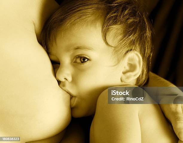 Foto de Mamando Bebê Sépia e mais fotos de stock de 12-17 meses - 12-17 meses, Adulto, Alimentação Saudável