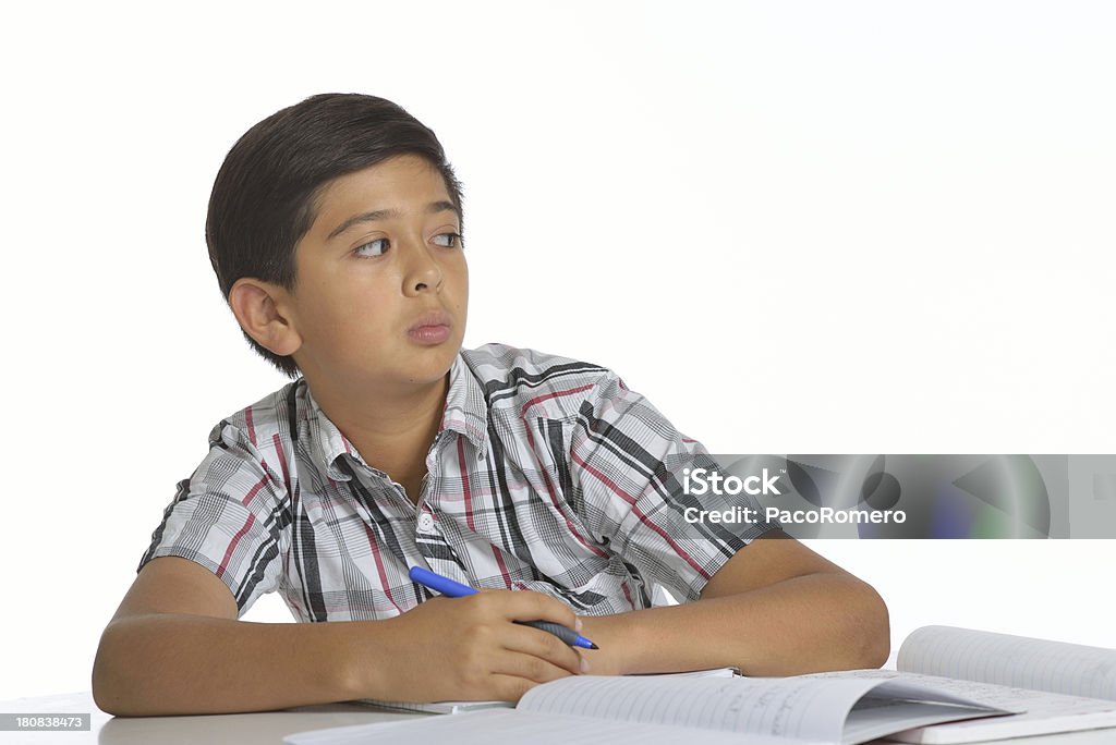 Chłopiec obejmujące jego egzamin w sali lekcyjnej - Zbiór zdjęć royalty-free (12-13 lat)