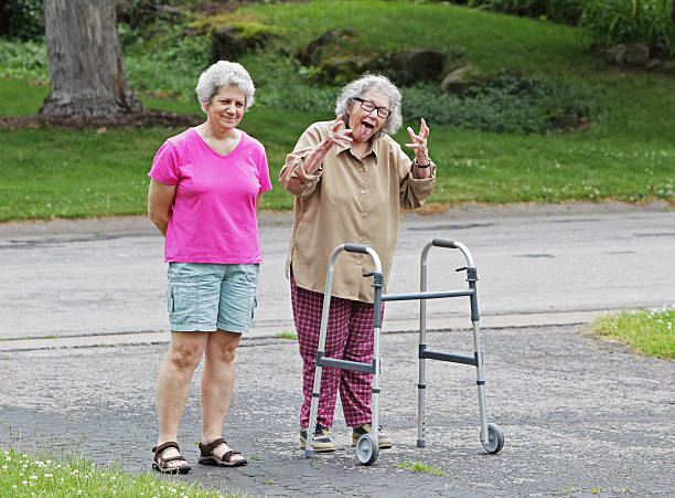 mamie folie après son exercice de marche - active seniors enjoyment driveway vitality photos et images de collection