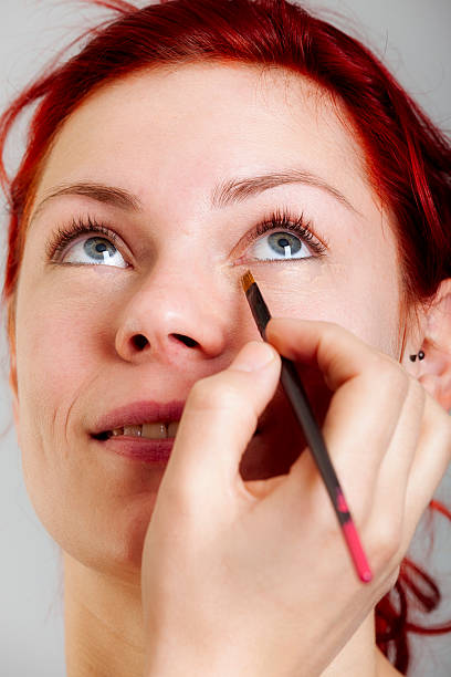 makeup artist applicare make-up - model98 foto e immagini stock