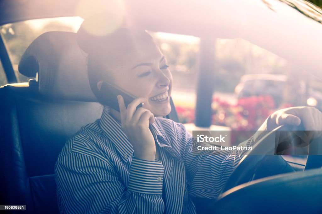 Sur le téléphone en conduisant - Photo de 16-17 ans libre de droits