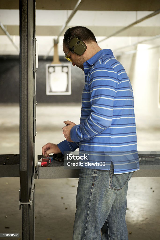 Homem com pistola gama - Foto de stock de 30 Anos royalty-free