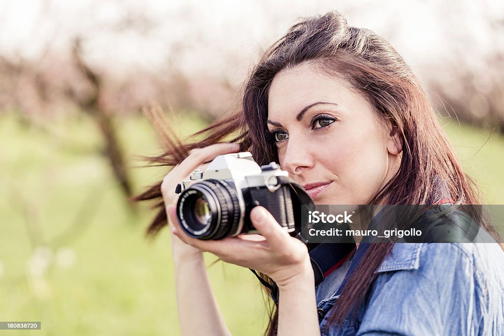 Frau Fotografieren in einem park - Lizenzfrei 20-24 Jahre Stock-Foto