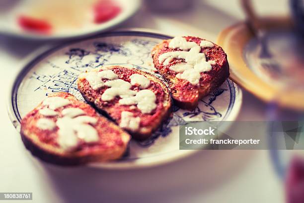 Foto de Bruschette De Pizza Na Mesa e mais fotos de stock de Alho - Alho, Antepasto, Assado no Forno