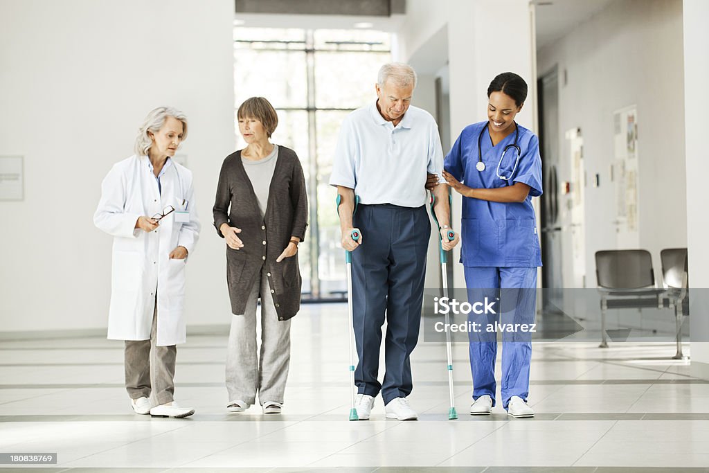 couple âgé avec de personnel hospitalier - Photo de Adulte libre de droits