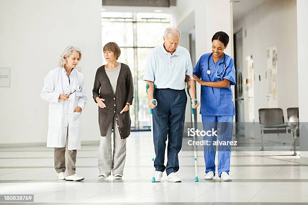 Photo libre de droit de Couple Âgé Avec De Personnel Hospitalier banque d'images et plus d'images libres de droit de Adulte - Adulte, Afro-américain, Allemagne