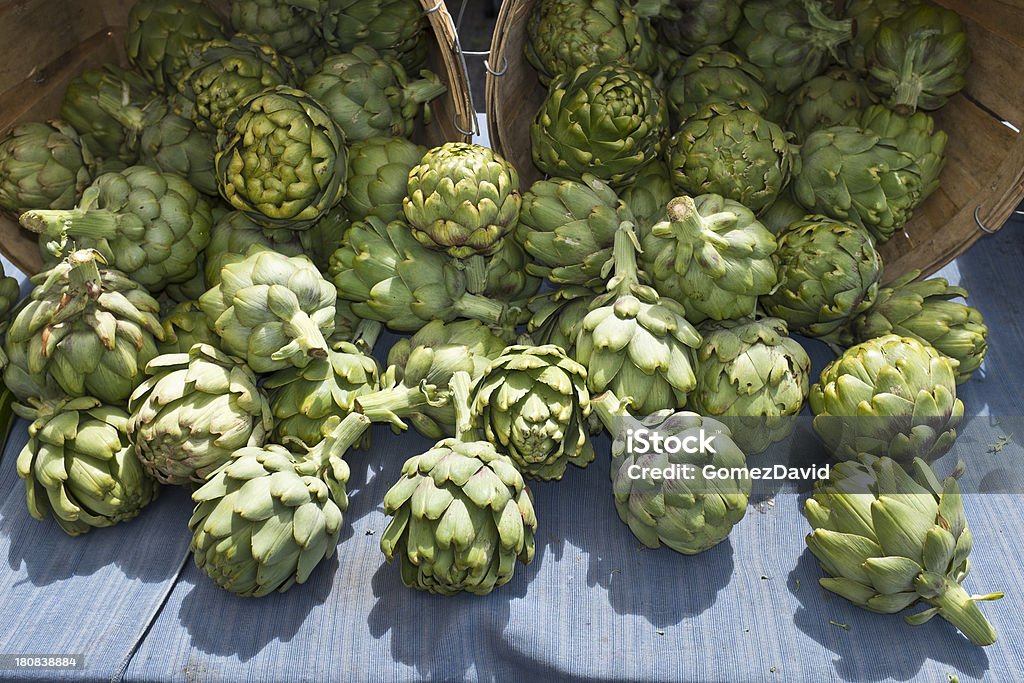 Nahaufnahme der organischen Artischocken im Freien, Farmer's Market - Lizenzfrei Artischocke Stock-Foto