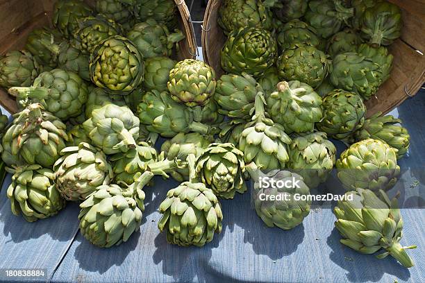 Foto de Closeup De Uma Alcachofra Orgânico No Outdoor Farmers Market e mais fotos de stock de Agricultura