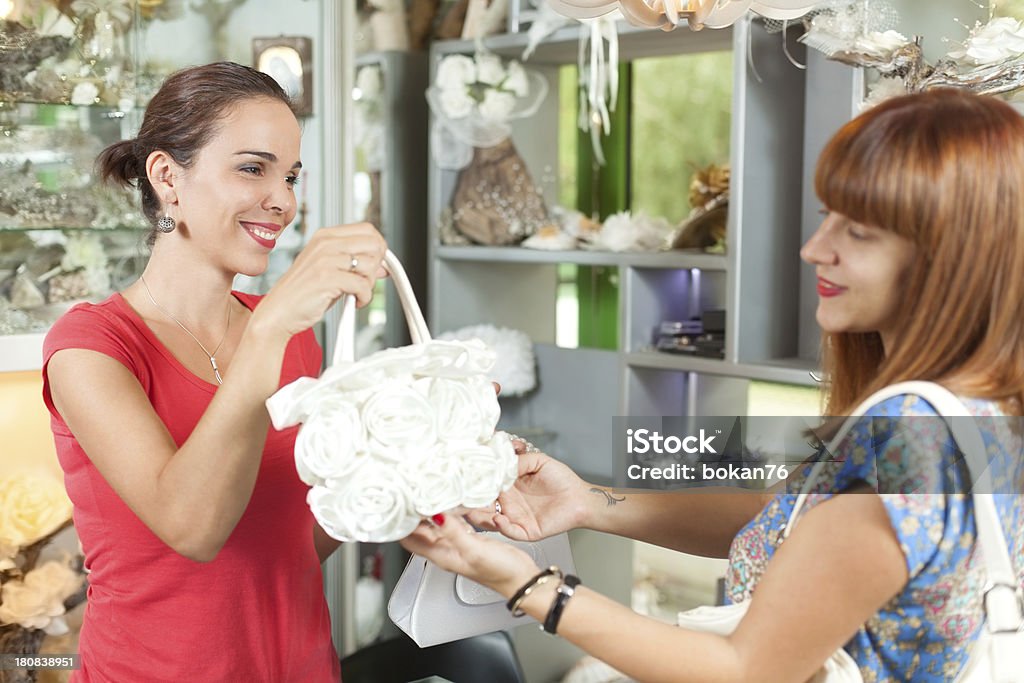 Mujeres en una boutique y accesorios - Foto de stock de 20 a 29 años libre de derechos