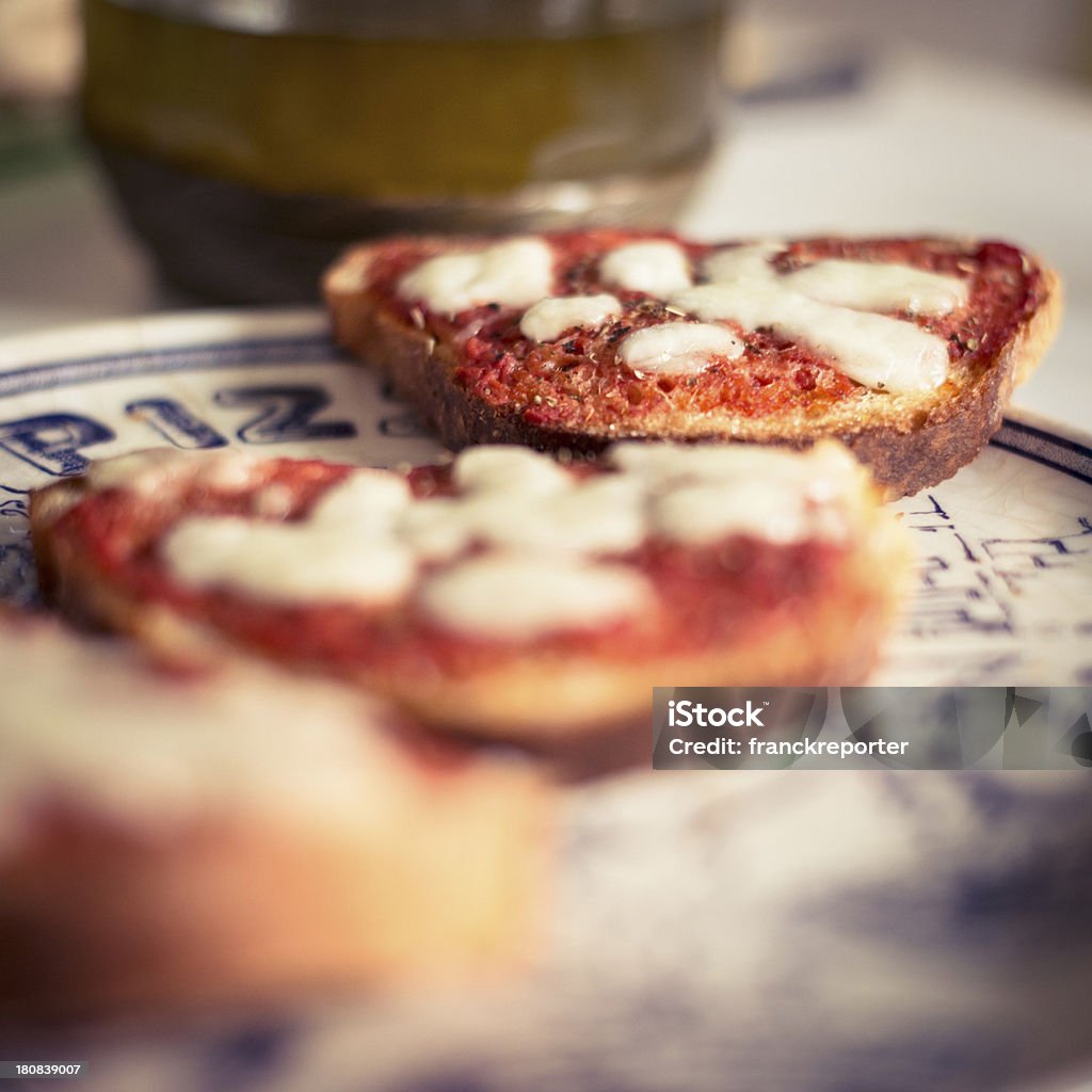 Bruschette de Pizza en la tabla - Foto de stock de Ajo libre de derechos