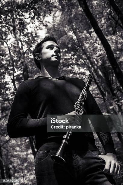 Hombre Con Clarinete Foto de stock y más banco de imágenes de Adulto - Adulto, Agarrar, Aire libre