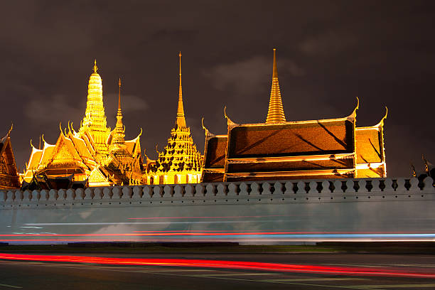 di notte il traffico a grand palace, bangkok, tailandia - bangkok thailand rickshaw grand palace foto e immagini stock