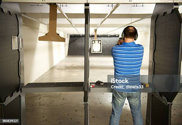 Homem Com Pistola Intervalo - Fotografias de stock e mais imagens de Tiro - Tiro, Interior, 30-39 Anos