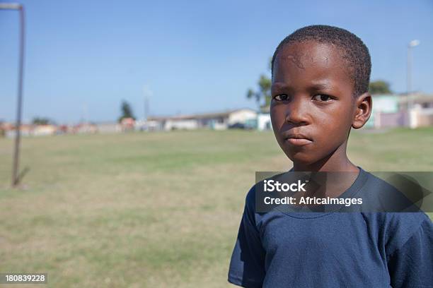 Retrato De Jovem Rapaz Gugulethu Cidade Do Cabo África Do Sul - Fotografias de stock e mais imagens de Suor