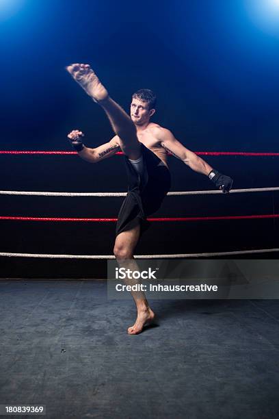 Муай Тай Kick Боксеры — стоковые фотографии и другие картинки 30-39 лет - 30-39 лет, Агрессия, Бить ногой